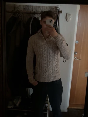 Beige stickad tröja  - Använd fåtal gånger inga defekter. Hör av er vid frågor / intresse 