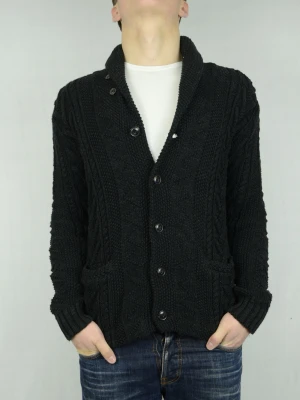 Ralph Lauren grovstickad cardigan  - RALPH LAUREN DENIM & SUPPLY CARDIGAN Storlek : S Passform : Passar S/M Användning : Tröjan är i ett väldigt fint skick utan defekter Nypris : Cirka 4000SEK Modellen på bilden : 182CM och väger 77KG