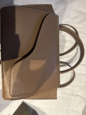 Atp väska - Säljer denna superfina näst intill oanvända ATP väskan!! Den ör superfin med nån skrapa men annars perfekt, inget böjd handtag eller så. Den har inte kommit till användning därför ja säljer den!