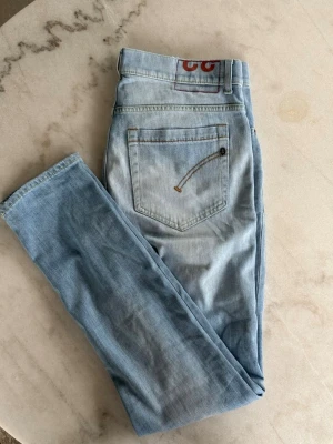 Dondup George 32 - Säljer ett par feta Dondup George W32🤩Jeansen är i stört bra skick och i en snygg ljus färg perfekt inför sommarn🏖️ Hör av er om ni har någon fundering kring priset eller annat så löser vi det🤗😉