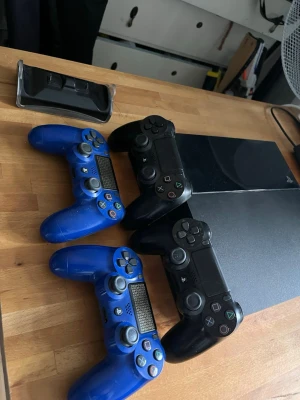 PS4 i bra skick med 4 kontroller och laddstation - Säljer mitt PS4 i gott skick för ja använder de inte längre. Du får med 4 kontroller och en laddstation. Kan även skicka med ett tangentbord som går att koppla in för en liten slant. Finns att hämta i Bollnäs men kan nog också frakta:)