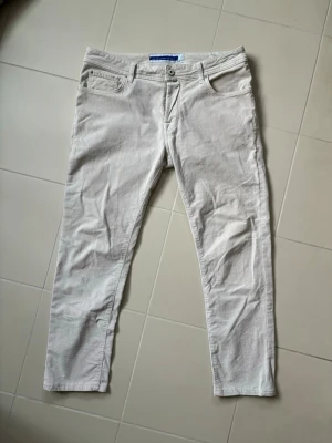 Ursnygga Jacob Cohen jeans w36 herr Bard - Ljusa beiga ursnygga populära och trendiga Jacob Cohen jeans av högsta kvalite i storlek w36 säljes. 46/47 cm breda i midjan och 100 cm total längd. Inga hål eller fläckar i utmärkt topp skick så väldigt fina! Nyaste modellen och dem är i nyskick! Tveka inte vid minsta fråga!