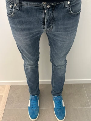 Jacob cohen jeans  - Säljer dessa galet feta Jacob cohen jeans | Modell: 622 | Storlek: 33 | Bra skick | Nypris på dessa jeans är ca 5000kr, mitt pris: 699 | Hör av dig vid minsta fråga eller fundering