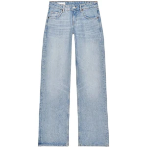 Wide leg låg midja  - Säljer dessa wide leg lågmidjade jeans från Zara i storlek 36!! Använda ett par gånger🩵