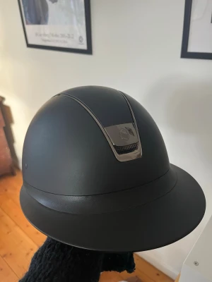 Svart ridhjälm från Samshield!  - Supersnygg svart matt ridhjälm från Samshield!! Använd under 2 år men är precis som ny, aldrig ramlat av med den, finns ingen synlig repa! Bred solskärm, med ventilerande inslag❣️❣️Skalet är large. Hjälmen är även utlagd på Vinted! 