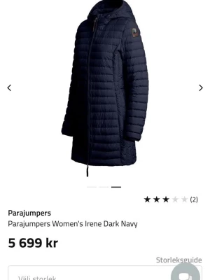 Mörkblå lång dunjacka Parajumpers - Säljer nu min gamla vår och höstjacka, modellen är en parajumpers Irene.  Original priset är 5700 men jag säljer min för 3800, vid snabb affär kan jag tänka mig att sänka priset till 3400. Jackan är sparsamt använd och har inga smink fläckar osv. Den har en liten skada vid armvecket då jag blev biten av en hund men det är inget som syns. Skriv för mer information och bilder.