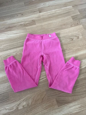 Mjukisbyxor KAXS - Mjukisbyxor från Kappahl, KAXS, i storlek 128.  Fint skick