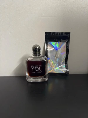  Stronger With You powerfully 10ml sample. - Testa den nya exklusiva Testa den nya exklusiva Stronger With You powerfully 10ml sample. 