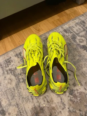 Puma Ultra gula fotbollsskor elite - Puma Ultra elite helt nya säljer för köpte ett par andra aldrig användts. Nypris runt 2500-3000kr. Strorlek 41 skon har AG dobbar.