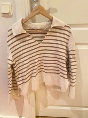 RandigTröja  - Vit tröja med bruna ränder. I gott skick
