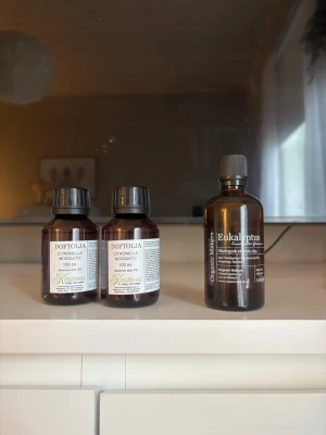 Oöppnade eteriska oljer - citronella & eukalyptus  - Säljer eteriska oljor som är helt oöppnade och oanvända. Kan köpas individuellt privat eller här som ett paket. • Eukalyptus – ordinarie pris 220 SEK   • 2x Citronella – ordinarie pris 159 SEK (318 SEK tillsammans)  Nypris: 538kr Kolla gärna mina andra annonser för paketpris!🤍