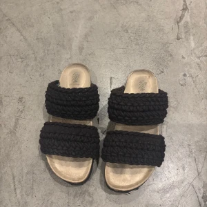 Svarta stickade sandaler  - Säljer ett par svarta sandaler liknande inukki, storlek 41, endast använd fåtal gånger.