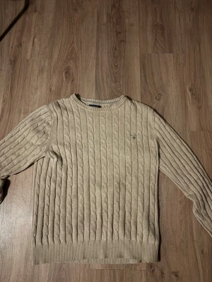 Kabelstickad tröja - En snygg kabelstickad tröja.