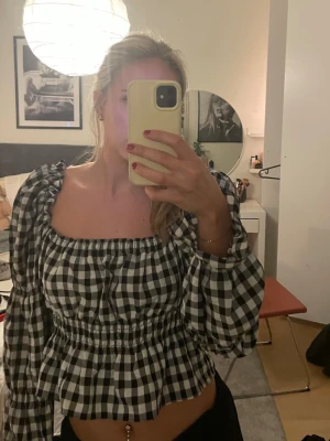 Rutig topp - Jättebra skick bara att en söm på armslutet har gått upp men går lätt att lösa 