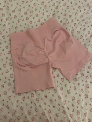 Träningsshorts  - Super fina rosa Träningsshorts i storlek S ifrån Oyoj.  Helt oanvända, endast testade 🩷