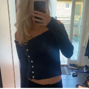 Mörkblå kofta från Zara med sned knäppning - Blå långärmad offshoulder topp från zara. Stickad med knappar. Storlek XS. Fint skick💖(lånade bilder)