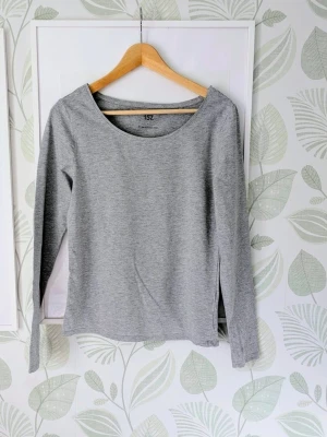 Grå långärmad topp från 157 - - Jätteskön elastisk topp . - Storlek L passar nog mer M - liten L. - Oanvänt. - Jag kan ha missat någon miniskavank men jag har försökt att granska så gott det går.