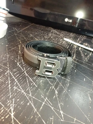 Burberry bälte - Mycket bra och fin Burberry bälte i färgen svart, passar fint med svarta jeans och är helt ny. Vid snabb affär är priset ej hugget i sten