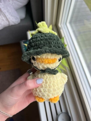 Virkad anka med blomhatt🐥🌸 - En ljusgul virkad anka med mörkgrön blomhatt, första gången jag testar denna färgkombon och den blev superfin!☺️🌷🐥 !Dessa innehåller säkerhetsögon som inte rekommenderas för barn under 3 år! 