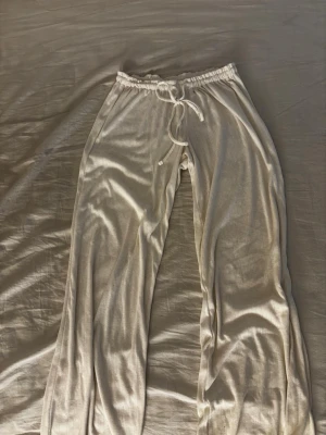 Loungebyxor - Mysiga loungebyxor med dragsko i midjan. Byxorna har vida ben och är tillverkade i ett mjukt, tunt material som passar perfekt för avslappnade dagar hemma.