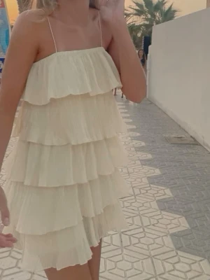 Volang klänning  - Såå fin volang klänning!! 🤍