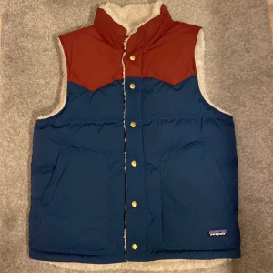 Vändbar fleeceväst från Patagonia - Säljer en vändbar fleeceväst från Patagonia i storlek M. Färgen är Tidepool blue och kostar 2500kr ny. Använt max 2 gånger eftersom jag fick den i present och den är för stor. Duger inte priset så lägg ett bud.