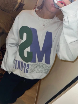 Vintage sweatshirt  - Jättesnygg sweatshirt med coolt tryck 🌬️❤️‍🔥👏🏼