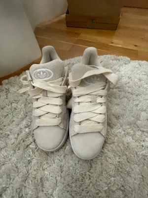Beiga Adidas Campus vårskor  - Säljer snygga Beiga knappt använda Adidas Campus i storlek 40 2/3. De är lite för små och därför knappt använda. De kommer inte med några defekter och är i mycket bra skick!😊
