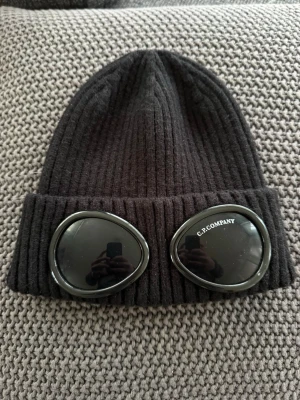 Svart mössa C.P. Company - Vanlig mössa