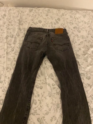 Levis 501 jeans - grå svarta 501 levis jeans lite hål längst ner men inget man märker. 