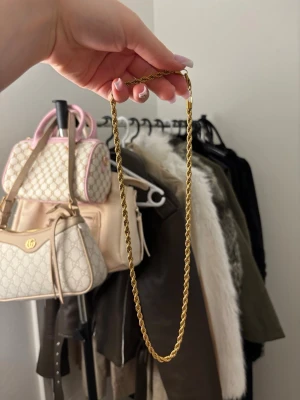 Cordell Halsband (60cm 5mm) - Endast använd en gång då den var lite för lång på mig, passar både tjejer & killar.