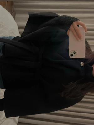 Svart poncho kappa - Säljer min svarta poncho från Missäy då den inte kommer till användning.🩷