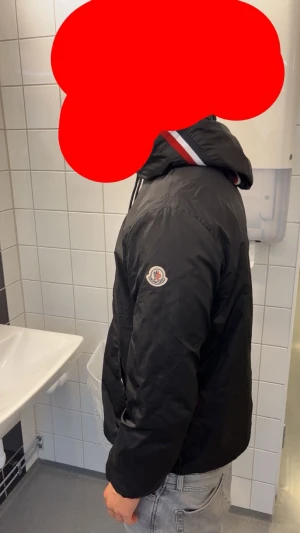 Moncler windbreaker  - Säljer en Moncler windbreaker från Moncler. Den har inga hål eller så men har haft den ett tag och därav de billiga priset, den är äkta och kvittot ser ni på sista bilden. Storleken är 4 som är monclers version av XL men den sitter mer som en L, modellen på bilderna är 180 och väger 79kg