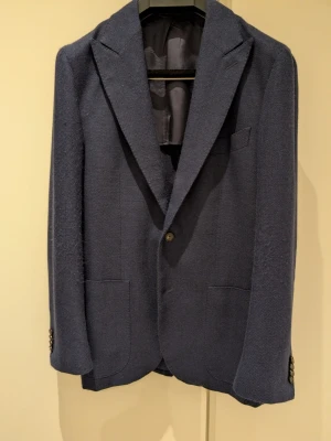 Marinblå kavaj från Suitsupply - Marinblå kavaj från Suitsupply i stl 50.