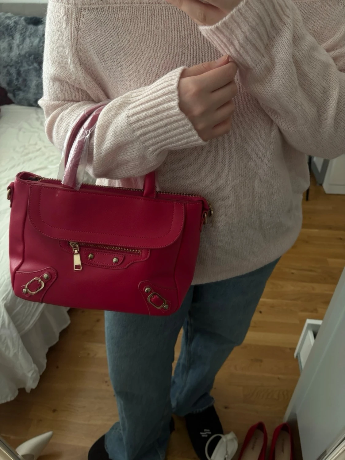 Rosa handväska med gulddetaljer