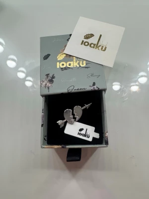 Arrow heart ring IOAKU. ONE SIZE - Arrow heart ring ifrån IOAKU. Aldrig andvänd då jag råkade köpa i silver ist för guld. Super fin och går att styla med massa andra smycken. Önska att jag kunde ha den! 