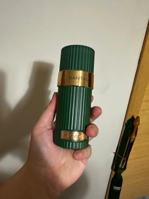 French Avenue Zenith Santal (inspirerad av Armani Stronger With You Sandalwood) - Zenith Santal från French Avenue är en orientalisk, träig doft för kvinnor och män. Detta är en ny doft. Zenith Santal lanserades 2025. Toppnoten är saffran; hjärtnoter är kastanj och lavendel; basnoter är sandelträ, vanilj och cederträ. Använt bara två gånger, så typ 95% kvar