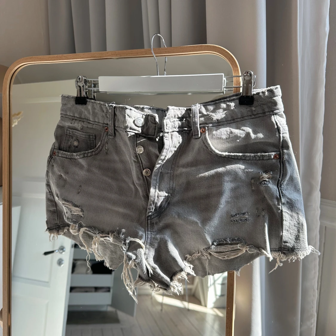 Gråa jeansshorts från Zara - 1