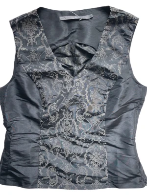 Topp från One Two - Svart & grått linne med ett mönster och dragkedja på ena sidan 🩶Jag brukar ha strl XS i toppar för referens 