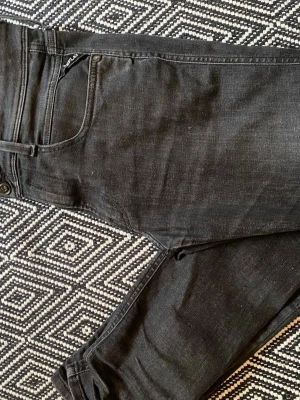 Svarta skinny jeans från Replay - Replay anbass 31/30, svarta med lite ljusare tvätt vid knäna. Sjukt bra passform hör av dig vid minsta lilla fråga. 🙋 