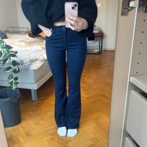 Mörkblå bootcut jeans - Säljer ett par mörkblå bootcut jeans. Storlek w27 long. Passar en Small men de är ganska stretchiga. Använda 1 gång.
