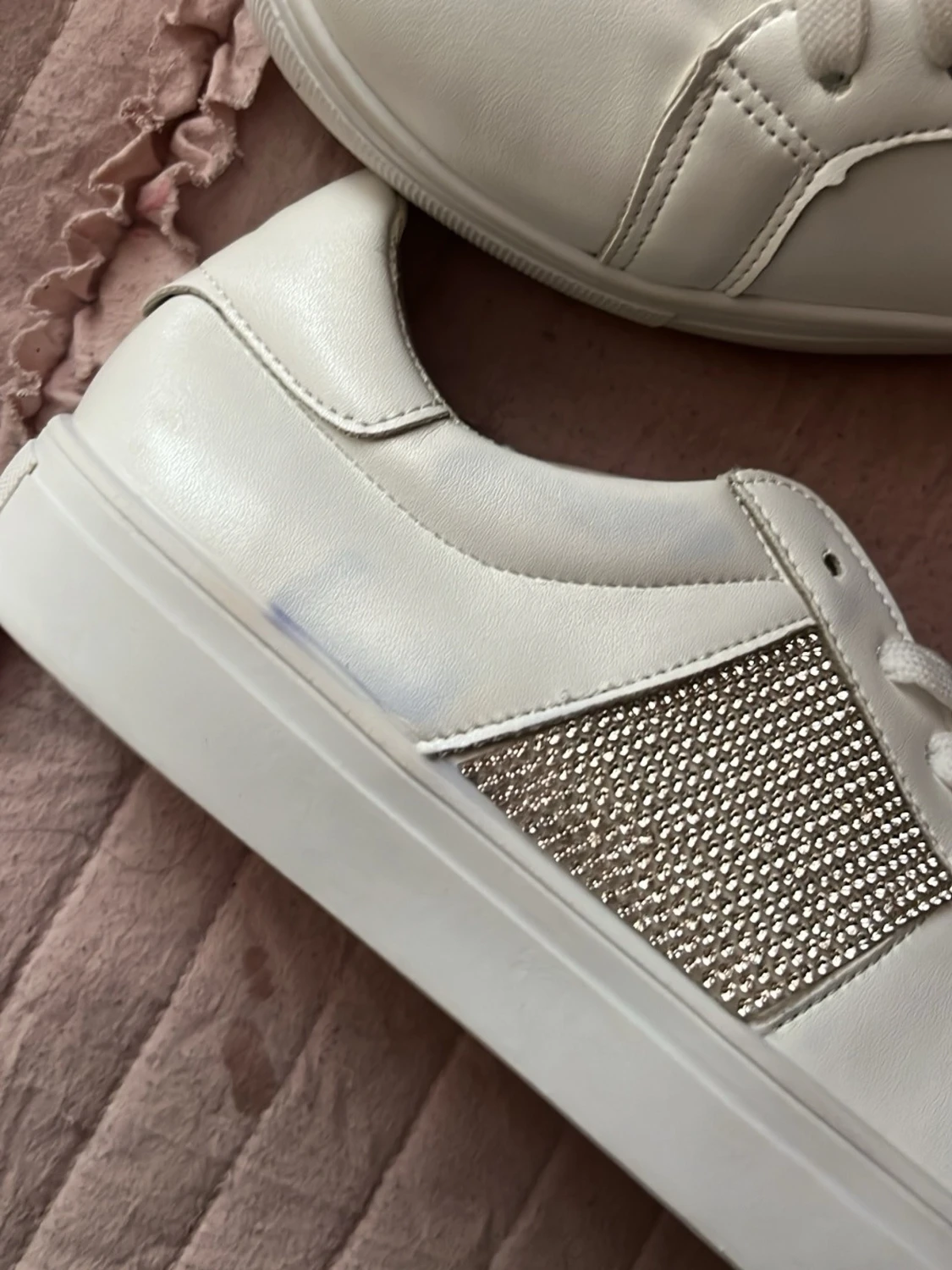 Vita sneakers med strassdetaljer OBS har en blå fläck se bilder !!! - 4