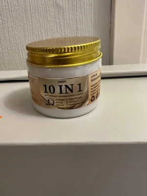 LEKEIS 10 IN 1 Moisturising Cream 60 gram - Multifunktionell ansiktskräm från LEKEIS i en vit burk med guldfärgat lock. Krämen är en 10 IN 1 anti-rynkkräm och toner med ingredienser som honung, retinol och vitamin C. Förpackningen rymmer 60g och är återvinningsbar.