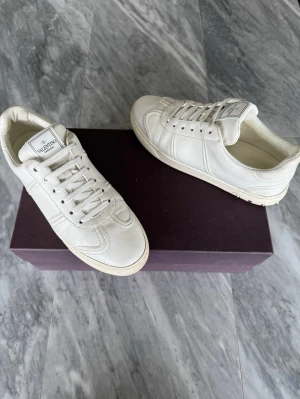 Valentino Flycrew skor - Valentino Flycrew skor - Skick: Använda fåtal gånger, 3 nitar av - Tillbehör: Valentino kort - Nypris: 6000kr - TrendWardrobe