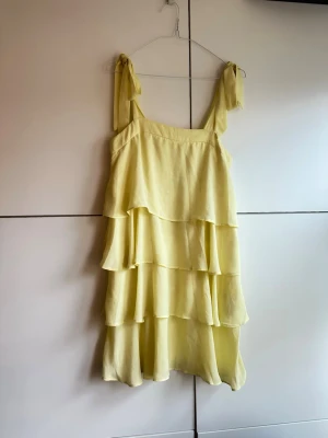 Gul klänning - Gul volang klänning från SHEIN. Storlek xs! Fint skick! Färgen är mest som bild 3/4 i verkligheten.