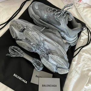 Balenciaga Triple S  - Balenciaga Triple S. Endast testade då dom inte passar mig, så nyskick och inga tecken på användning. Storlek 42. Kvitto finns. Medföljer originalkartong, skopåse + extra snören. Nypris 9550:-