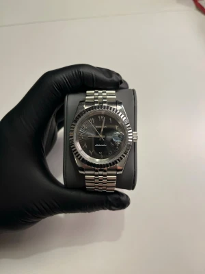 Seiko Custom Arabic mod - Automatisk Seiko med verket NH35A. Super snygg klocka. Modifierad klocka. Safir glas (repas ej). Säljer då jag behöver pengarna egentligen går dessa begagnat för mellan 1600kr-2000kr ibland mer. 39mm. Länken är i rostfritt stål. 