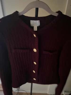 Vinröd kofta - En söt vinröd kofta som går att knäppa upp, passar till alla outfits, använd några få gånger och har inga tecken på användning