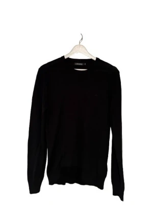 Svart stickad tröja från J.Lindeberg - Klassisk svart stickad tröja från J.Lindeberg med rund halsringning och långa ärmar. Tröjan har en stilren och enkel design som passar till det mesta. Tillverkad i mjukt material för en bekväm känsla. Väldigt bra skick. Fick i julklapp men gillar inte särskilt mycket. 499kr för denna eller 849kr för denna + den andra (halv zippen) 