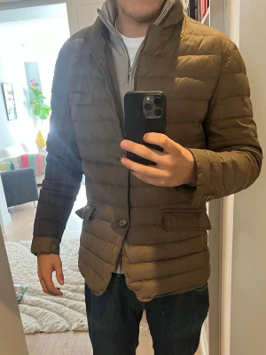 Jacka | herr - Jacka herr | Beige | Perfekt till våren | Jävligt snygg att bygga lager på lager med | Massimo Dutti | Modellen är 185 | Köpt för 1399:- Säljs inte längre ‼️| Använd 3 gånger 